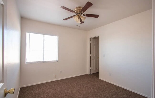 Building Photo - 13002 W Paradise Dr