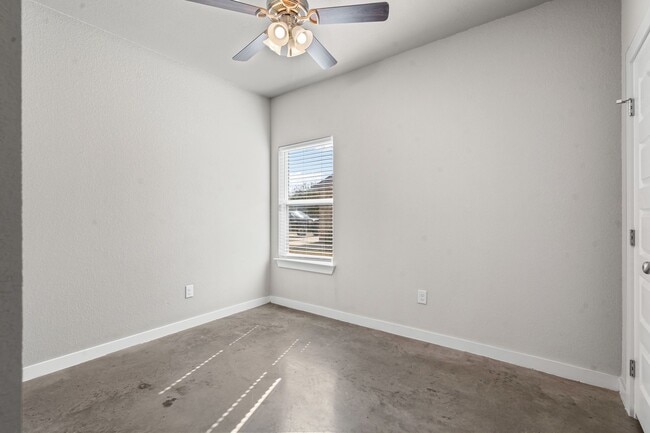 Building Photo - Amazing in Alvarado