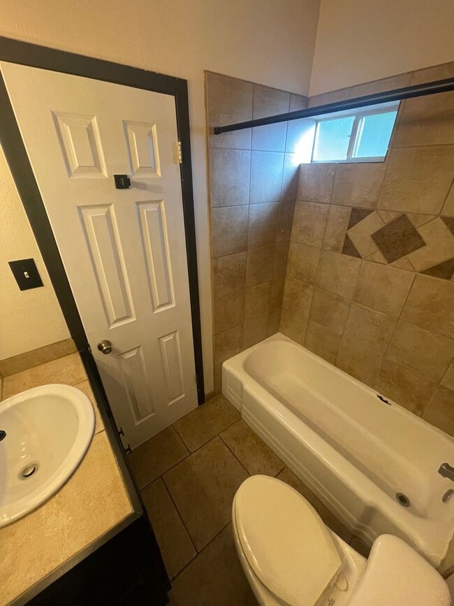 Building Photo - Beautifully Updated 3 Bedroom/2 Bathroom H...