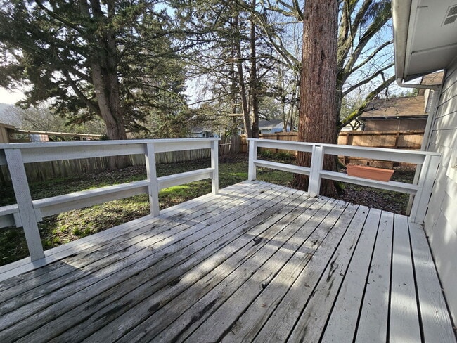 Building Photo - 1800 NW Lynwood St