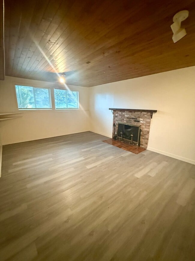 Building Photo - Beautifully Updated 3-Bed, 2-Bath Home – 2,088 Sq Ft with 2-Car Garage