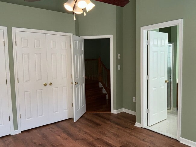 Building Photo - Beautiful 3BR 3.5BA 3 level townhome locat...