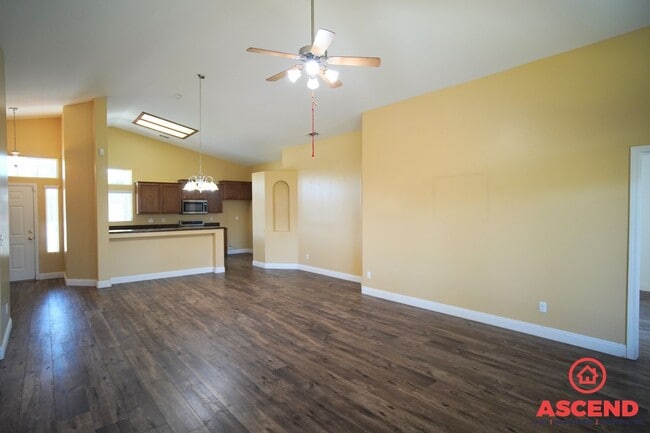 Building Photo - Charming Home in Campus Park!