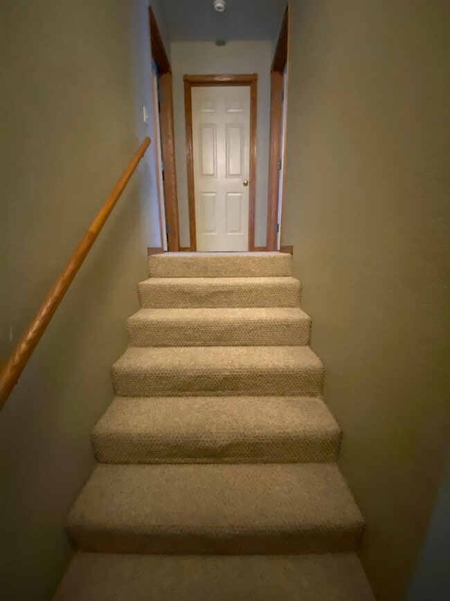 Building Photo - Great 2 bedroom 1.5 bathroom  Duplex