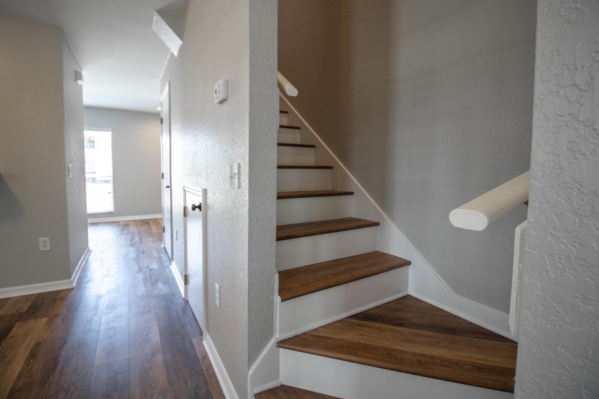 Building Photo - 405 S Lake Ave