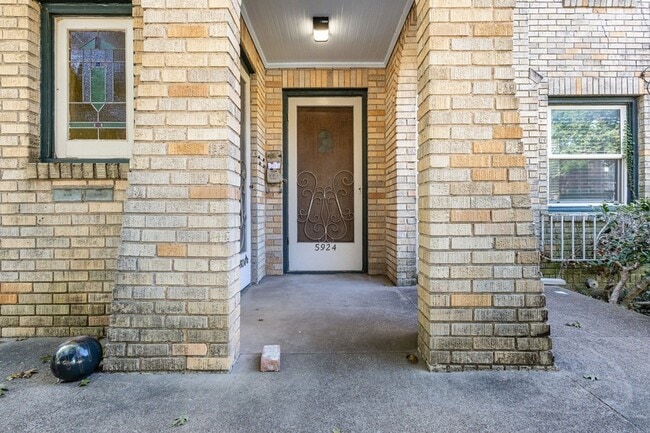 Building Photo - 5924 La Vista Dr