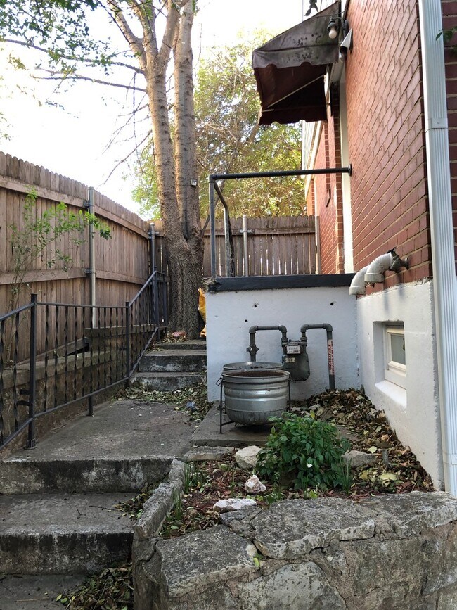 Building Photo - HALF OFF FIRST MONTH RENT!!        Vintage...