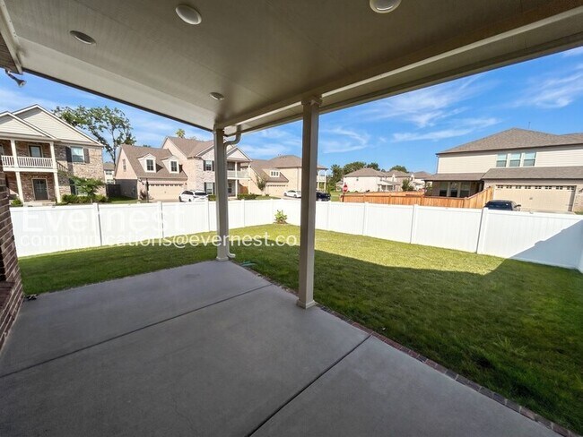 Building Photo - Spacious 4Beds 3.5Bath Single Family Rental with Modern Amenities / Available Now!