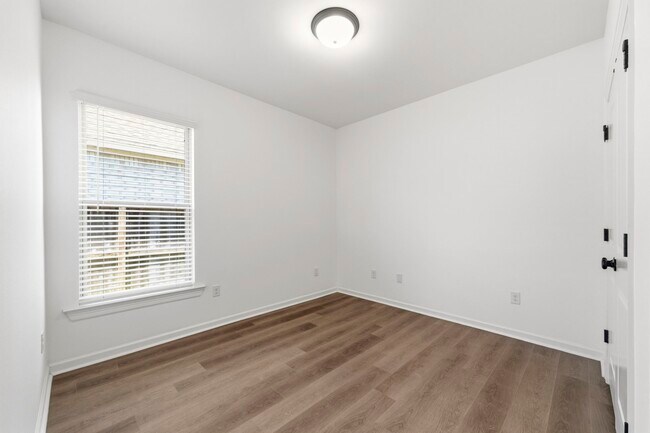 Building Photo - 10934 Bonfire Trl