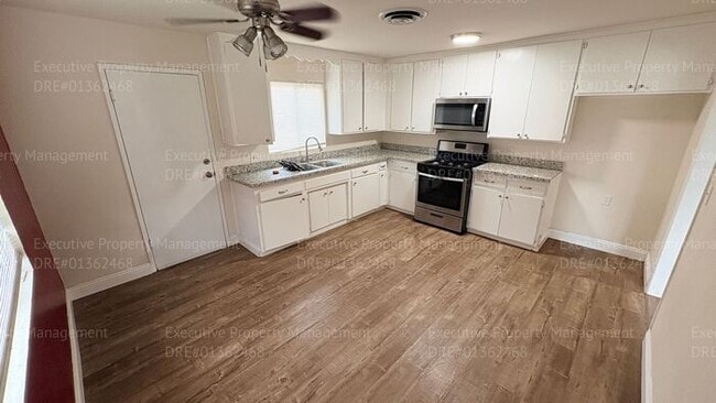 Building Photo - 2 bedroom 1 bathroom house located off the main street Oildale Dr.