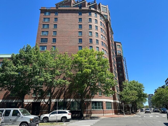 Building Photo - 10 Rogers St