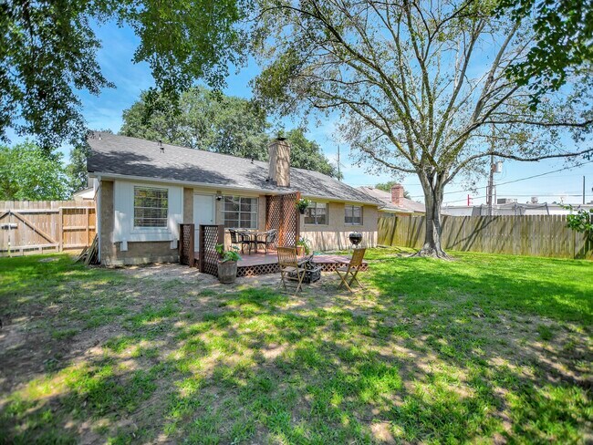 Building Photo - 21902 Meadowhill Dr