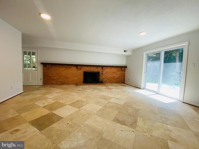 Building Photo - 615 Smallwood Rd