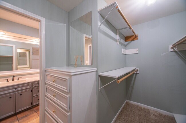 Building Photo - 19 Lancelot Ln