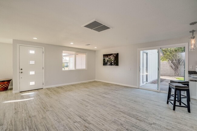 Building Photo - 1804 W Nopal Dr