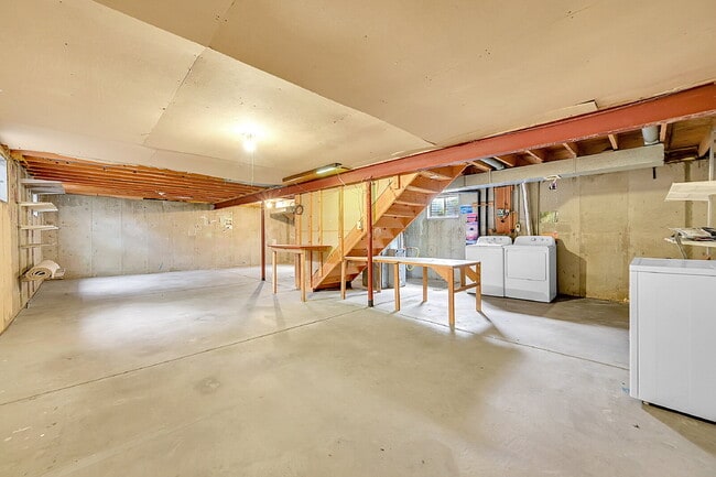 Building Photo - $2,195.00, 3-bed, 1-bath, located in Thorn...