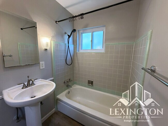 Building Photo - Charming 2 Bedroom Home with Large Backyard & Garage