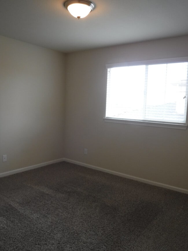 Building Photo - Great 4 Bedroom Condo With Upgrades! Highland Park Subdivision