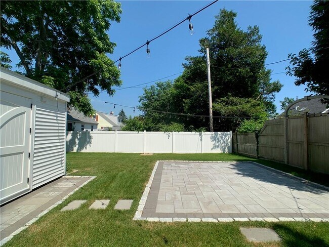 Building Photo - 18 Sylvan St