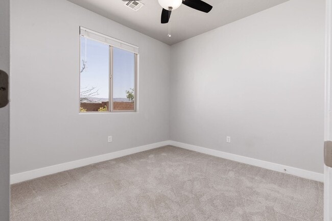 Building Photo - 6118 S Salix Wy