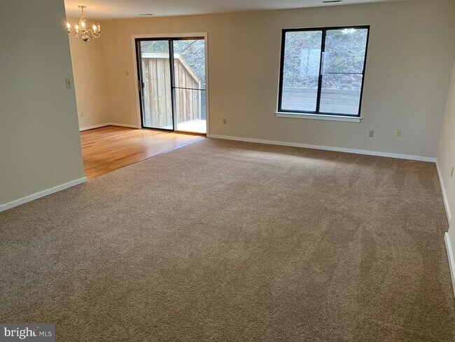 Building Photo - 468 Lynetree Dr