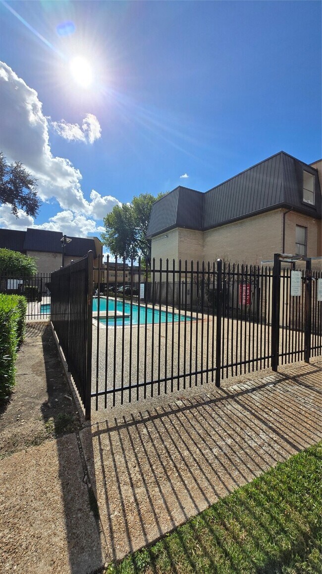 Building Photo - 8427 Hearth Dr