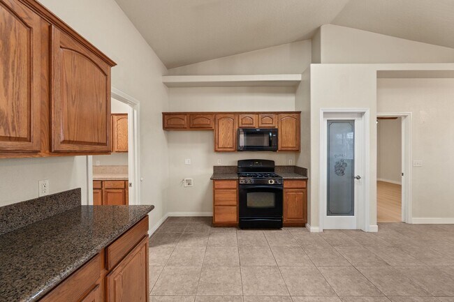 Building Photo - Stunning and Beautifully Spacious Home