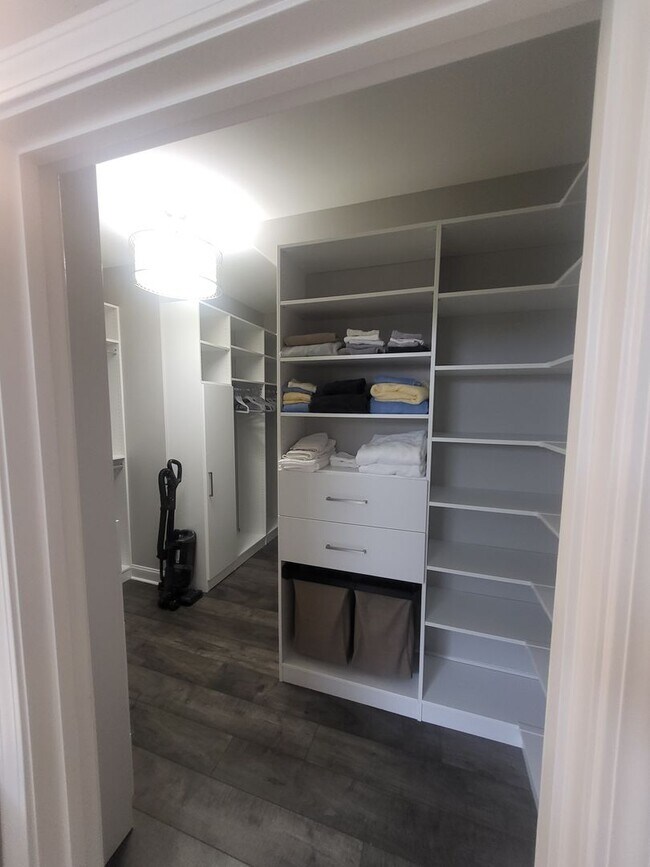 Building Photo - REDUCED!  5 bedroom/4 bath house in Berkshire Forest