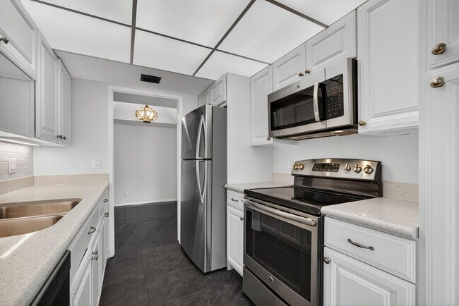 Building Photo - 5540 N Ocean Dr