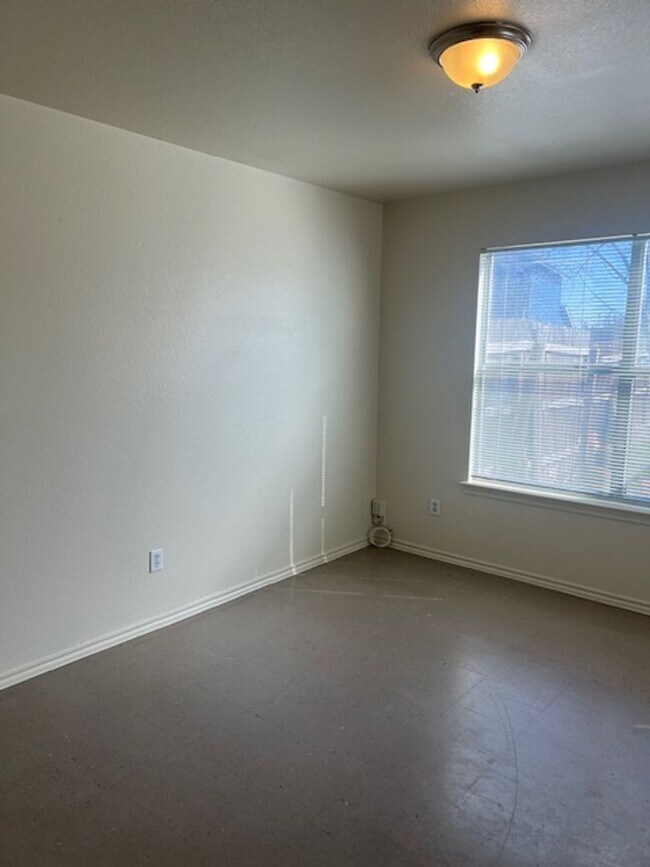 Building Photo - 929
