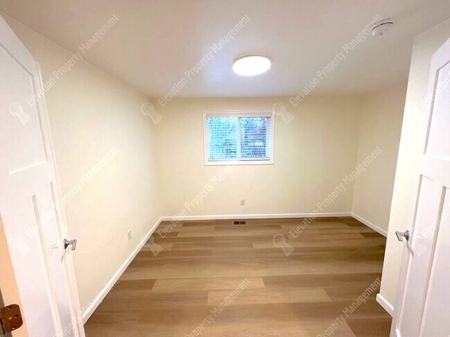 Building Photo - Updated 3 BR + home office w/ large yard in quiet cul-de-sac