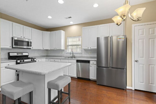 Building Photo - 212 Merlin Dr