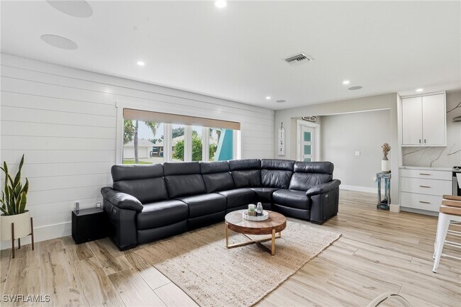 Building Photo - 6163 Plumosa Ave