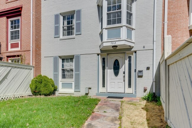 Building Photo - 7913 Central Park Cir
