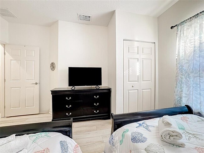 Building Photo - 8986 Shine Dr