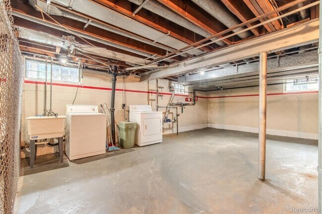 Building Photo - 487 N Eton St