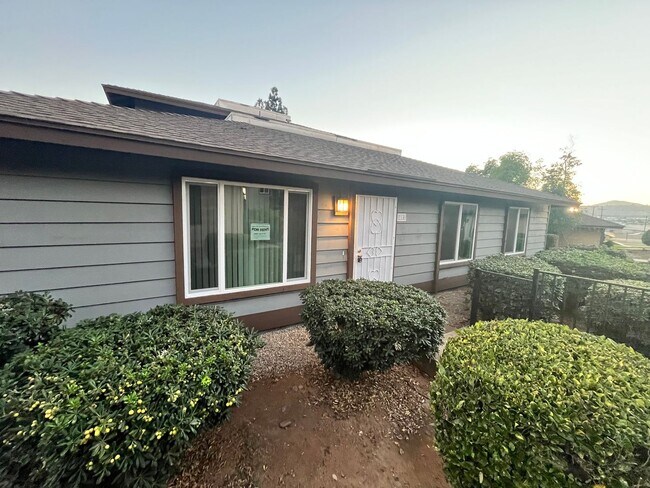 Building Photo - 3 bedroom - 1.5 bathroom single level