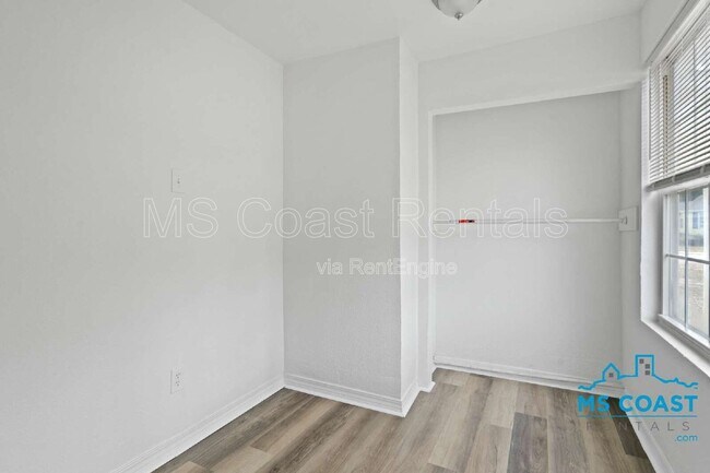Building Photo - 340 Hiller Dr