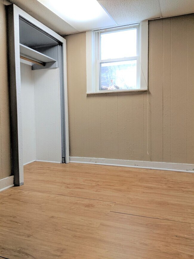 Building Photo - 3633 E Squire Ave