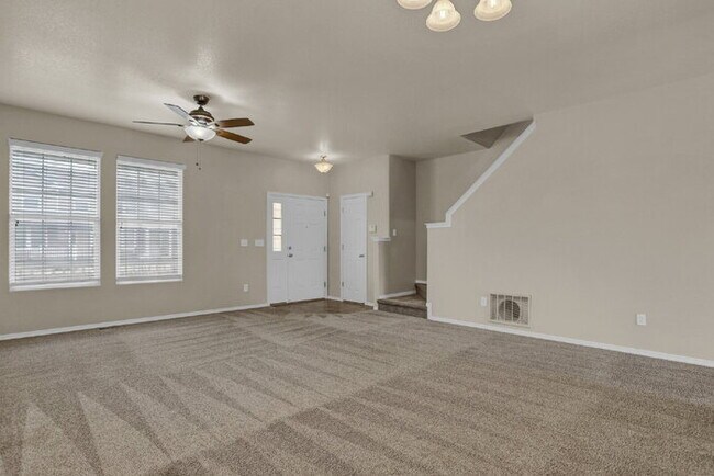 Building Photo - Spacious 3-Bed End-Unit Townhome with Moun...