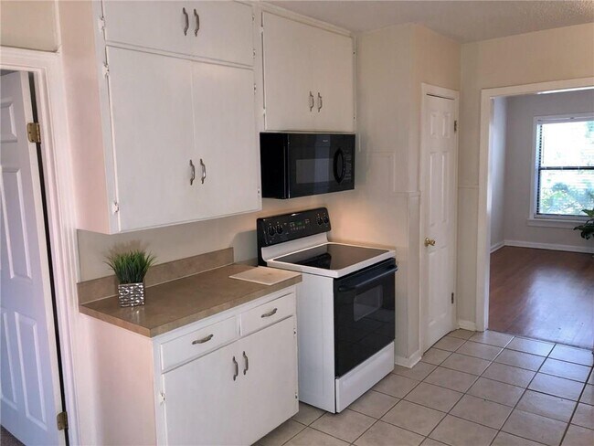 Building Photo - 307 S Mustang Ave