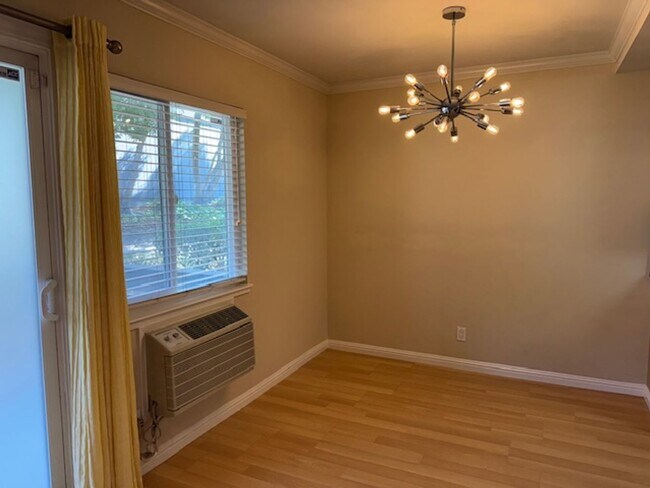 Building Photo - Wonderful 2 bedroom/2 bath lower level con...