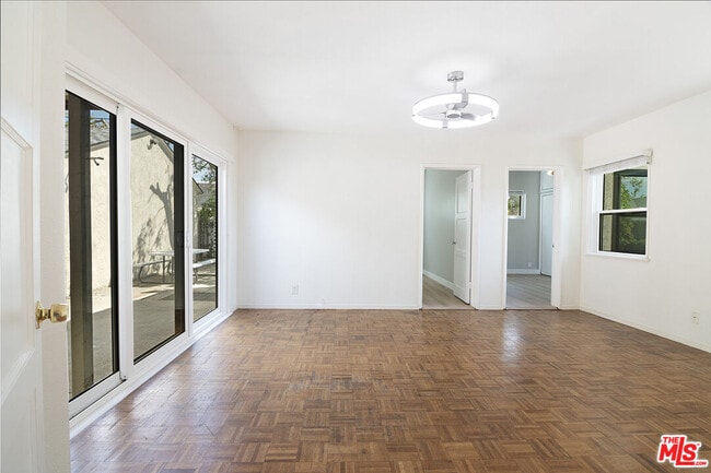 Building Photo - 414 University Ave