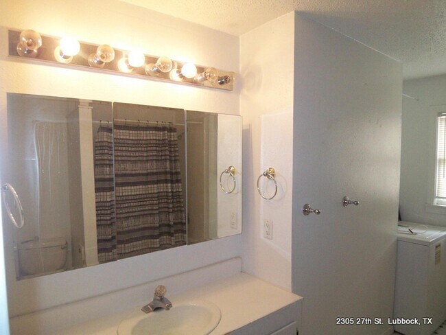 Building Photo - 2305 27th St