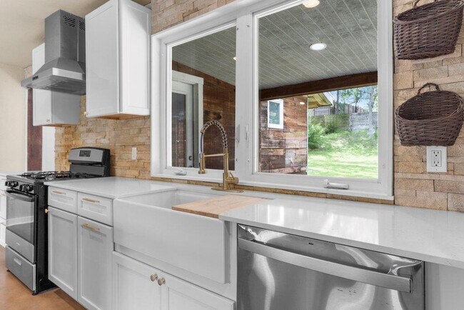 Building Photo - 4305 Leslie Ave