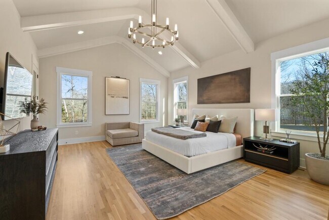 Building Photo - 568 Versailles Dr