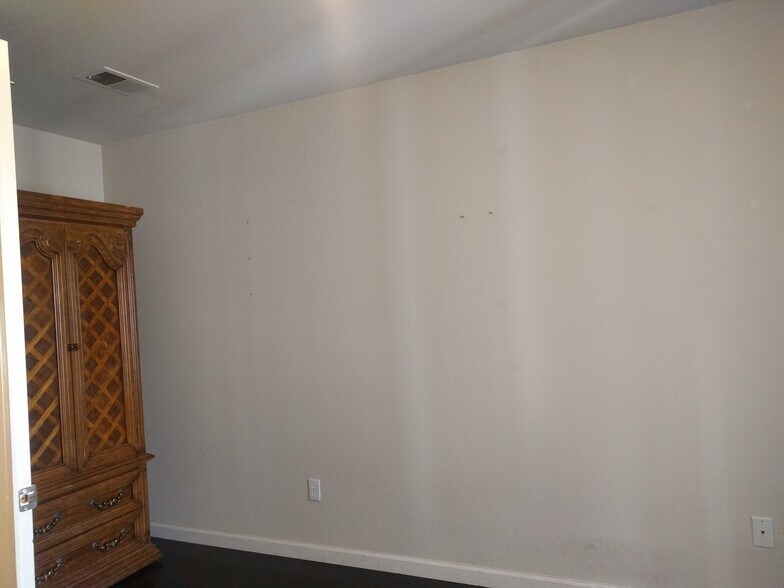 Building Photo - 5674 Impatiens Cmn