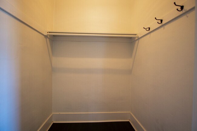 Building Photo - ONE MONTH FREE: St. Johns Cool-Contemporary Studio Ready Now!