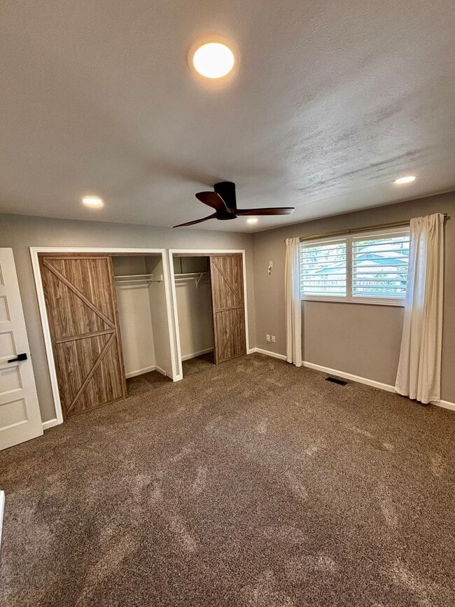 Building Photo - Stunning 5 Bedroom in the Coveted Kipling ...