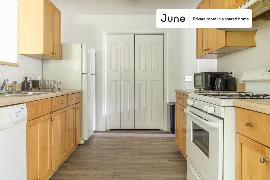 Building Photo - Private bedroom in 3 bed/2 bath Home